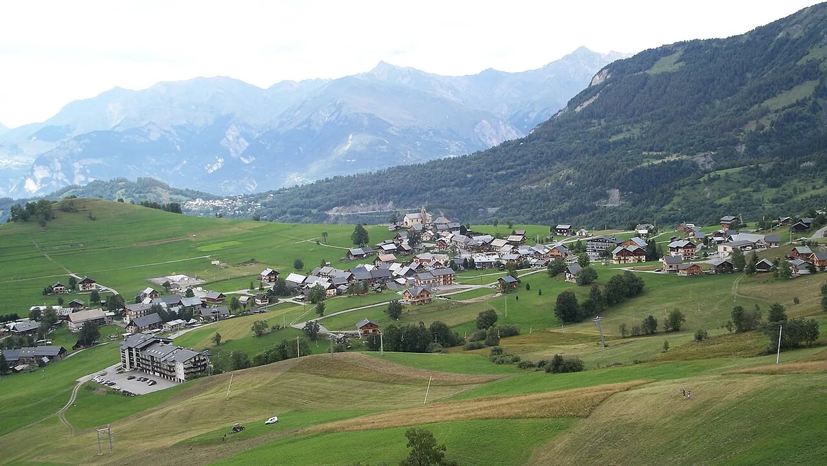 Veduta di Albiez Montrond, Francia. Non raffigura uno specifico negozio di noleggio.