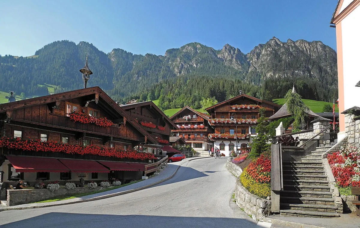 Veduta di Alpbach, Austria. Non raffigura uno specifico negozio di noleggio.