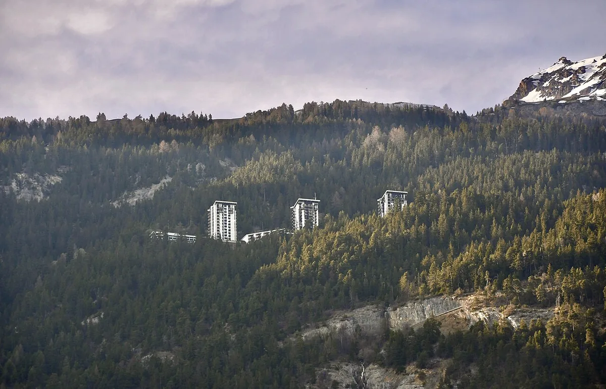 Veduta di Aminona, Svizzera. Non raffigura uno specifico negozio di noleggio.