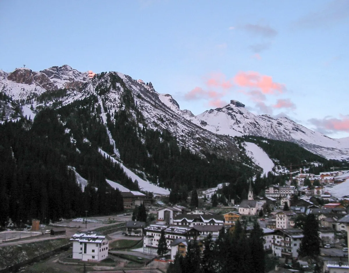 Veduta di Arabba, Italia. Non raffigura uno specifico negozio di noleggio.