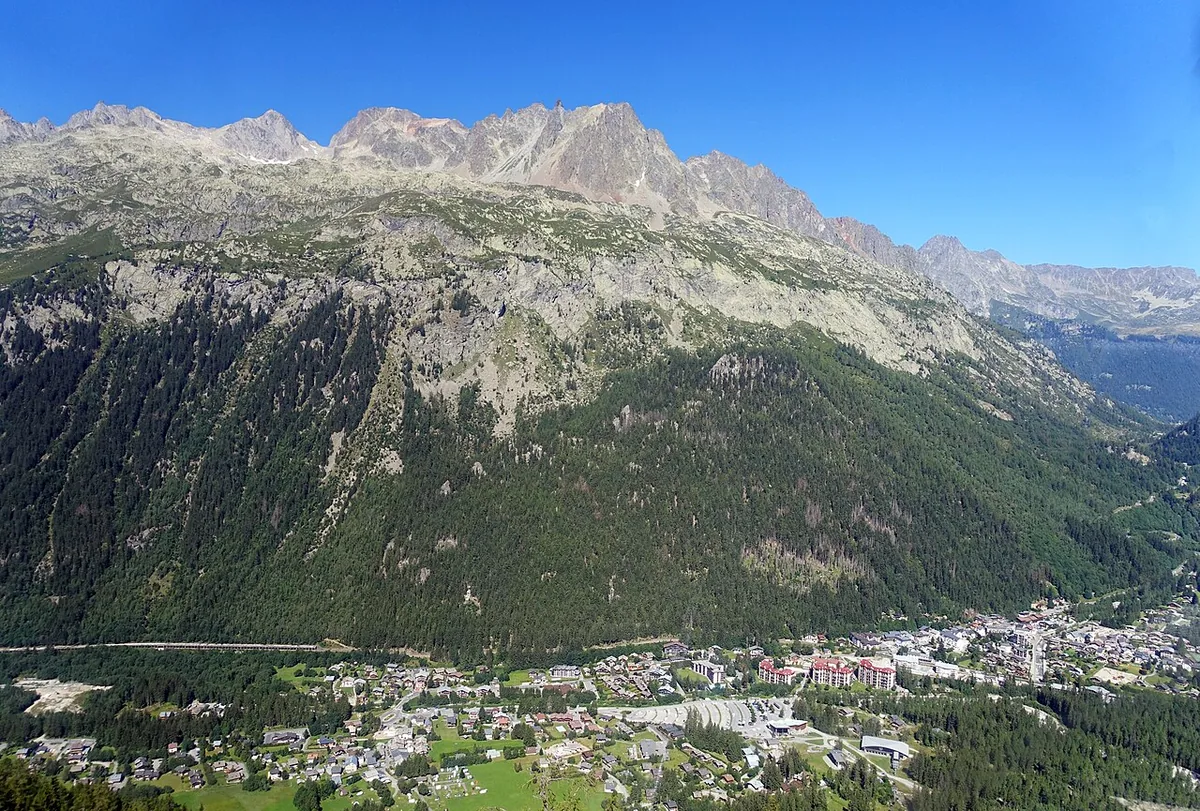 Veduta di Argentière, Francia. Non raffigura uno specifico negozio di noleggio.