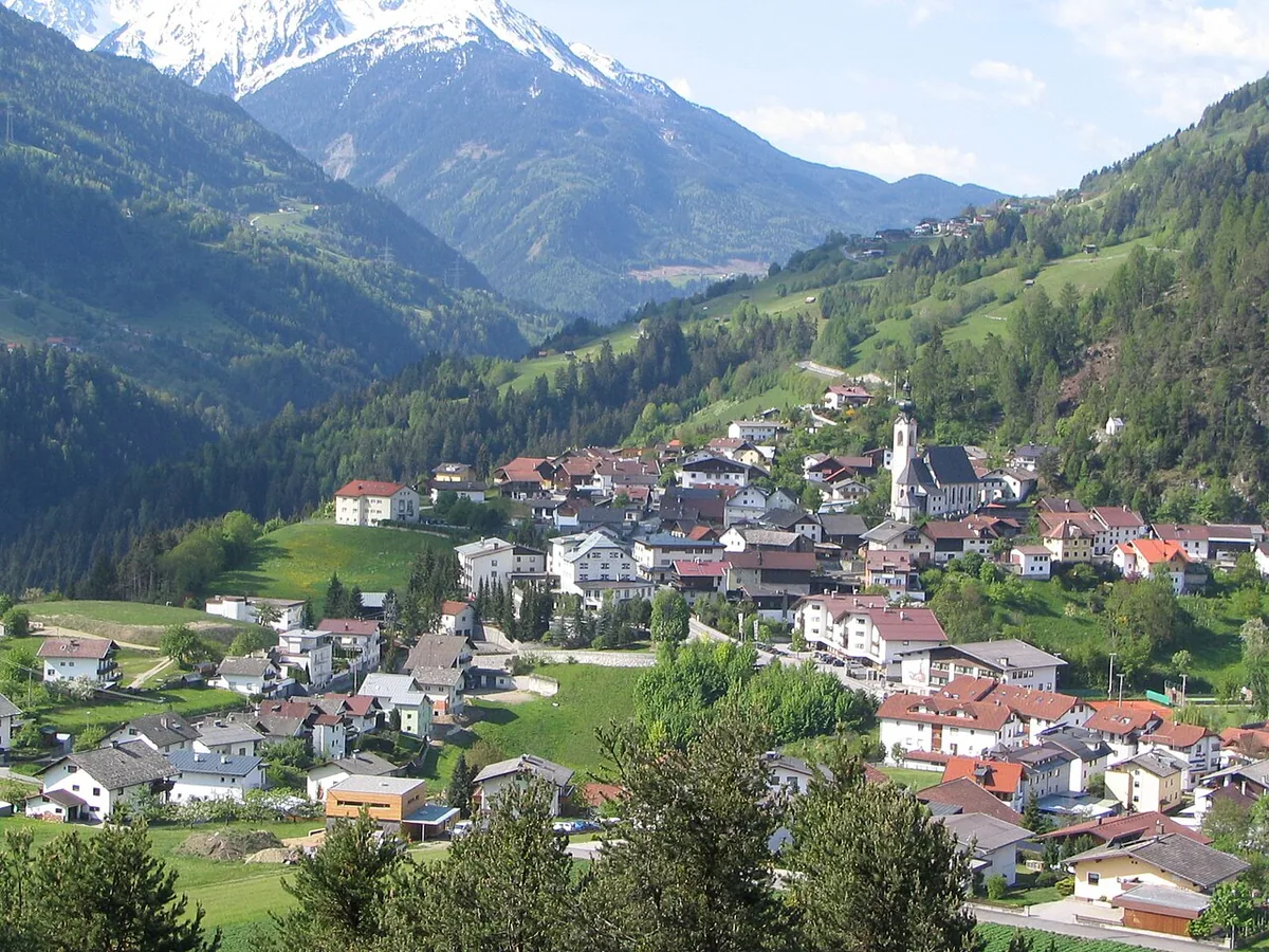 Veduta di Arzl im Pitztal, Austria. Immagine generale della località o del comprensorio; non documenta la posizione di un singolo settore del catalogo o negozio di noleggio.