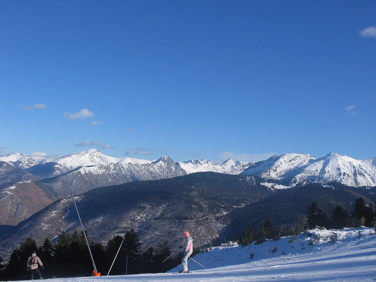 Veduta di Ax 3 Domaines, Francia. Immagine generale della località o del comprensorio; non documenta la posizione di un singolo settore del catalogo o negozio di noleggio.