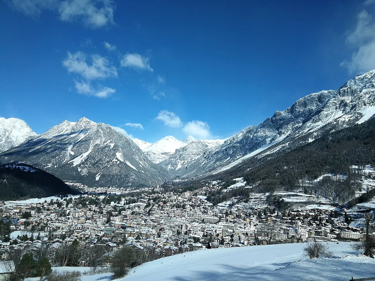 Veduta di Bormio, Italia. Non raffigura uno specifico negozio di noleggio.