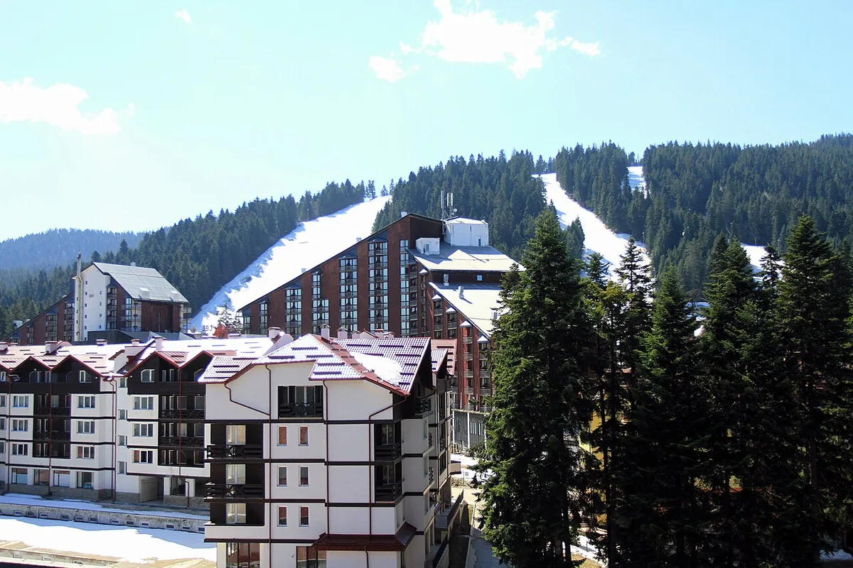 Veduta di Borovets, Bulgaria. Non raffigura uno specifico negozio di noleggio.