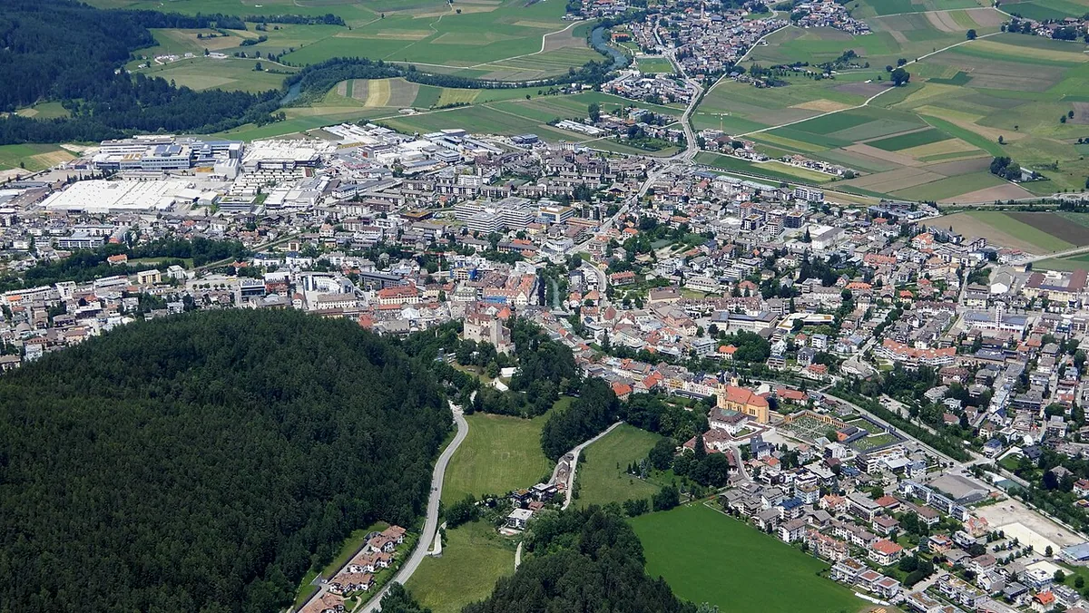 Veduta di Brunico, Italia. Immagine generale della località o del comprensorio; non documenta la posizione di un singolo settore del catalogo o negozio di noleggio.