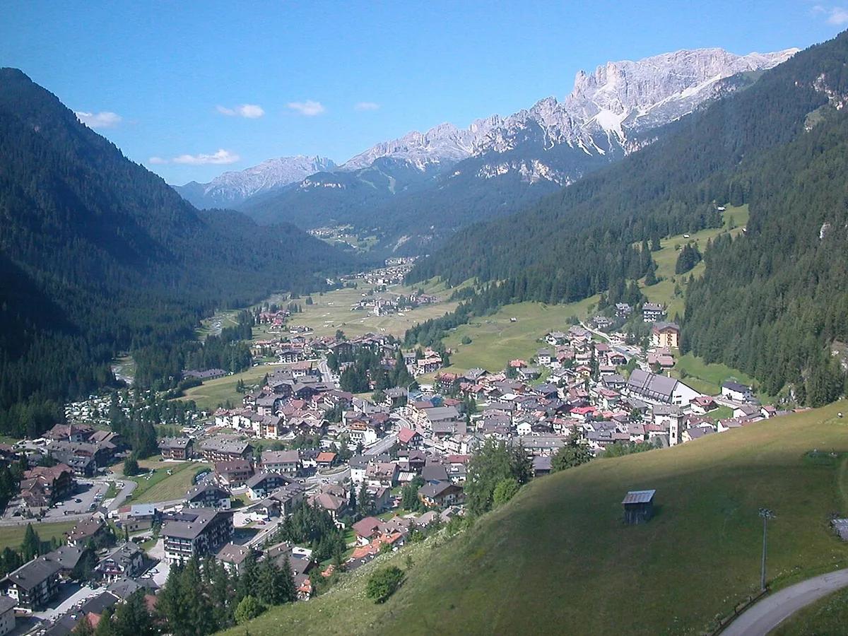 Veduta di Campitello di Fassa, Italia. Immagine generale della località o del comprensorio; non documenta la posizione di un singolo settore del catalogo o negozio di noleggio.