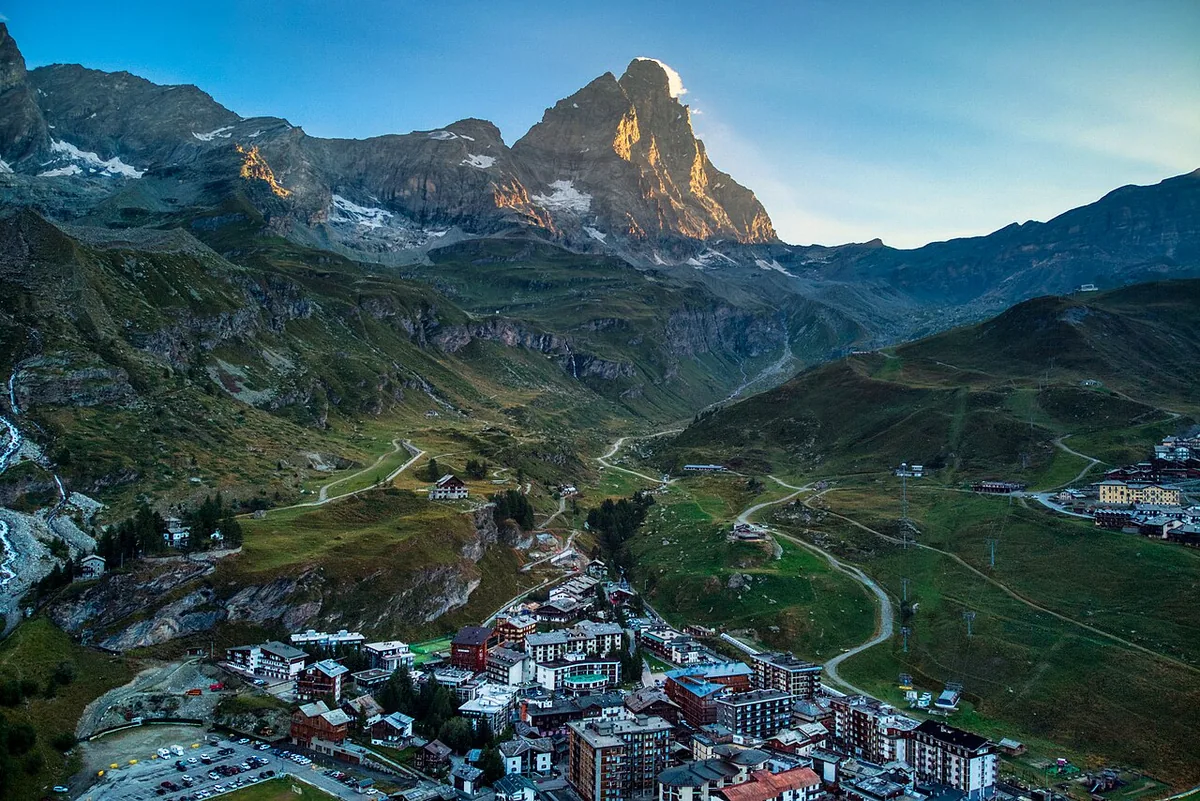 Veduta di Cervinia, Italia. Non raffigura uno specifico negozio di noleggio.