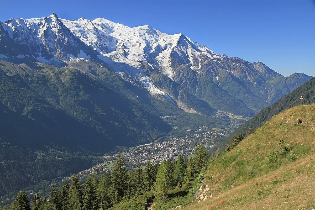 Veduta di Chamonix, Francia. Non raffigura uno specifico negozio di noleggio.