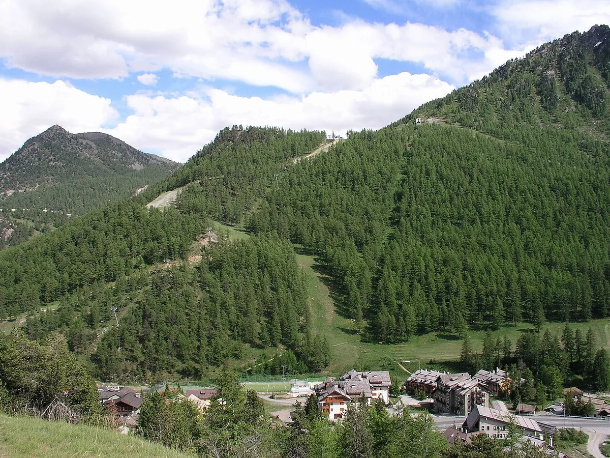 Veduta di Claviere, Italia. Non raffigura uno specifico negozio di noleggio.