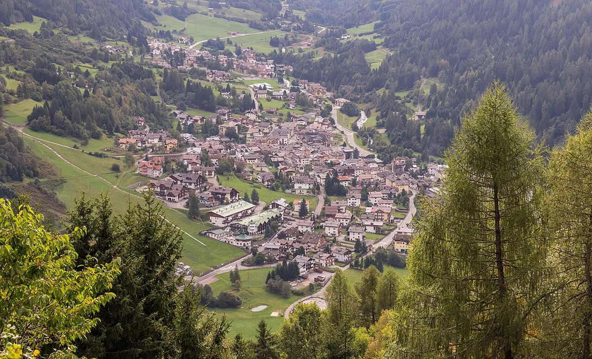 Veduta di Cogolo, Italia. Non raffigura uno specifico negozio di noleggio.
