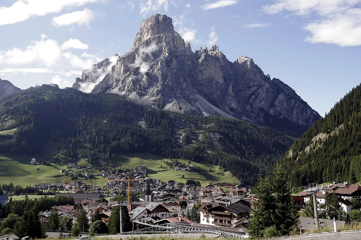 Veduta di Corvara in Badia, Italia. Immagine generale della località o del comprensorio; non documenta la posizione di un singolo settore del catalogo o negozio di noleggio.