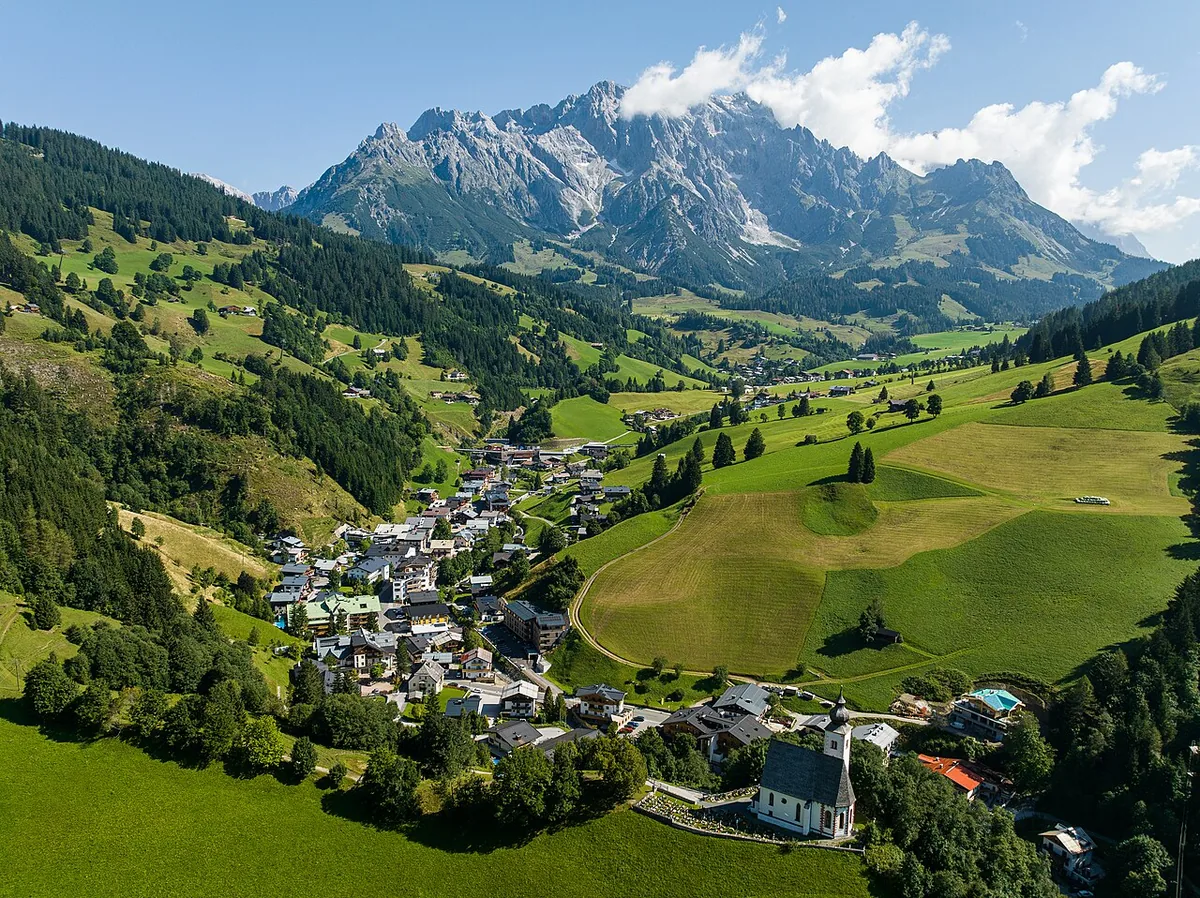 Veduta di Dienten, Austria. Non raffigura uno specifico negozio di noleggio.