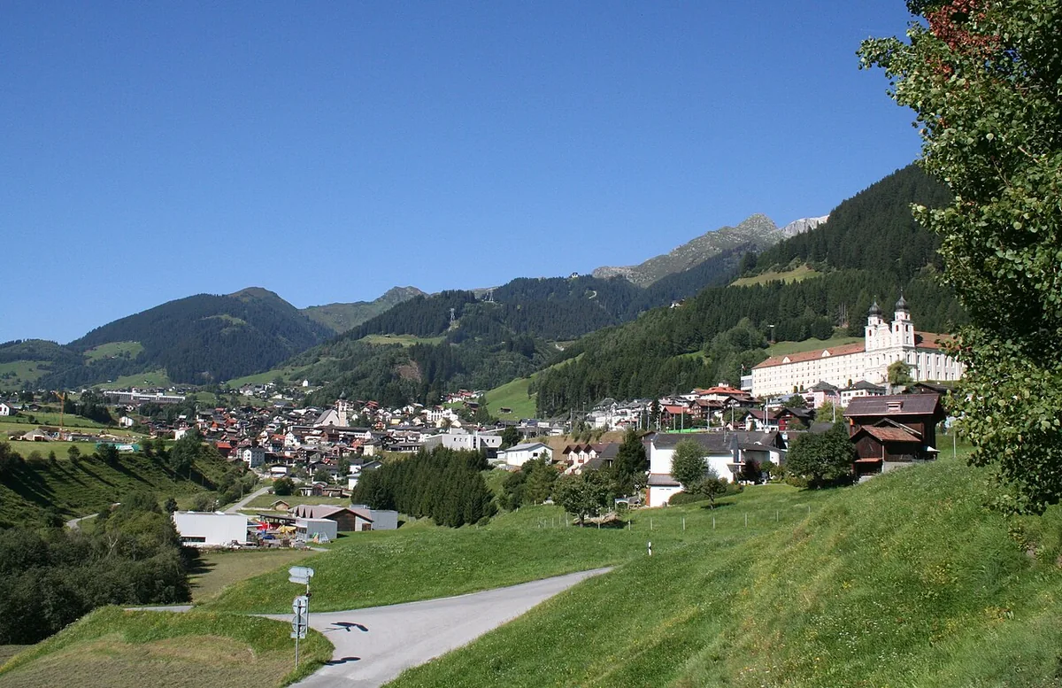 Veduta di Disentis, Svizzera. Non raffigura uno specifico negozio di noleggio.