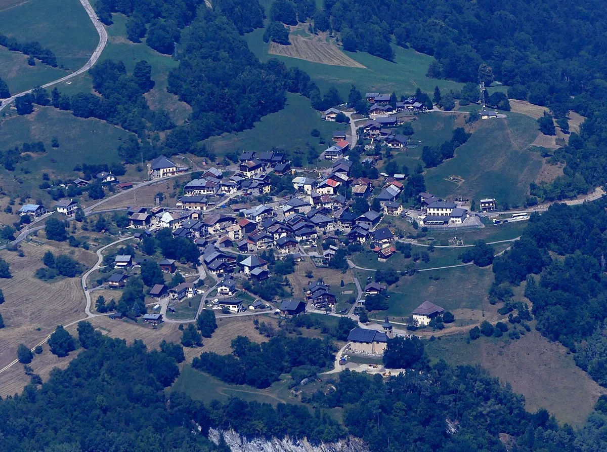 Veduta di Doucy, Francia. Non raffigura uno specifico negozio di noleggio.