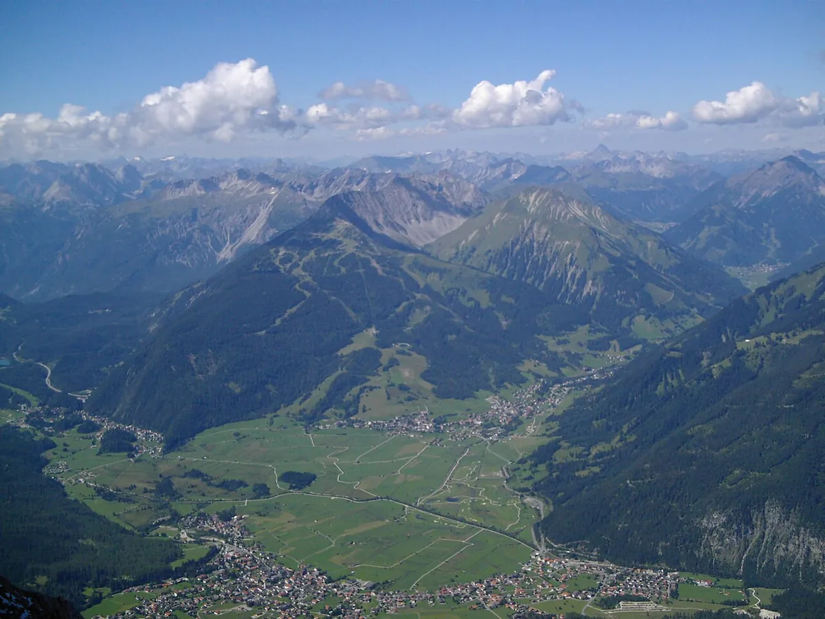 Veduta di Ehrwald, Austria. Non raffigura uno specifico negozio di noleggio.