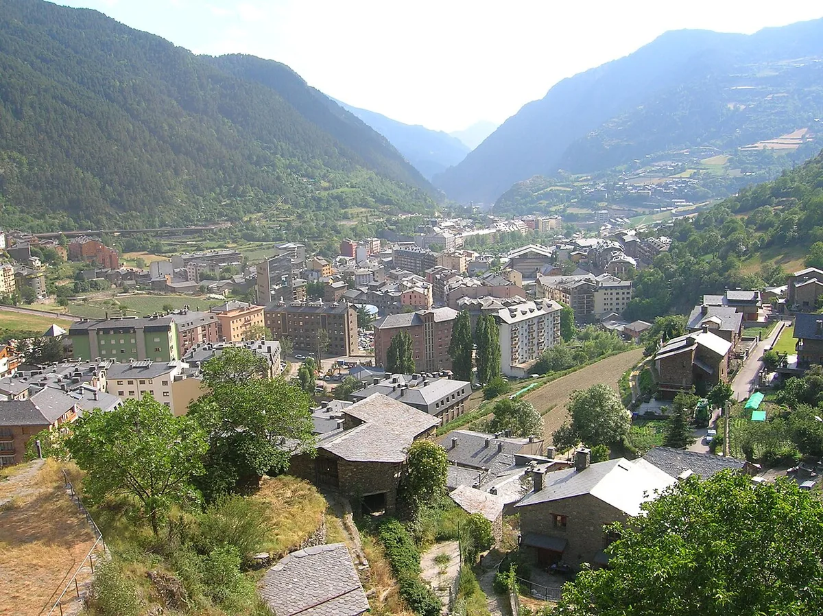 Veduta di Encamp, Andorra. Non raffigura uno specifico negozio di noleggio.