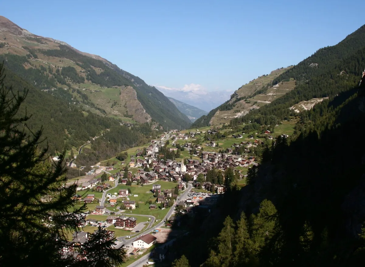 Veduta di Evolène, Svizzera. Immagine generale della località o del comprensorio; non documenta la posizione di un singolo settore del catalogo o negozio di noleggio.