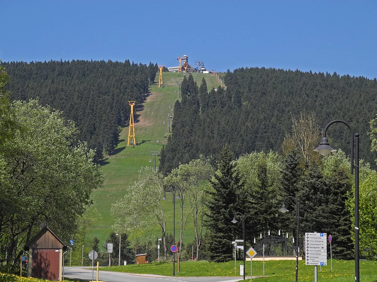 Veduta di Fichtelberg, Germania. Non raffigura uno specifico negozio di noleggio.