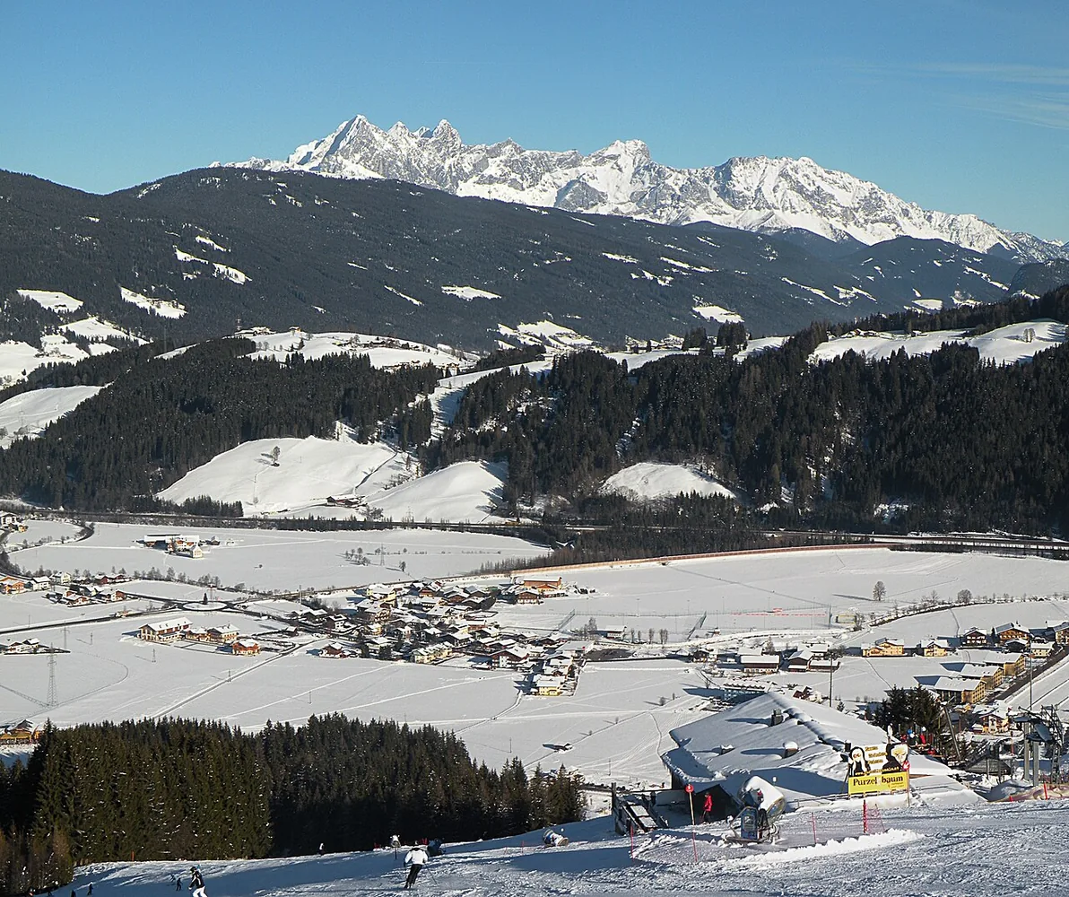 Veduta di Flachau, Austria. Non raffigura uno specifico negozio di noleggio.