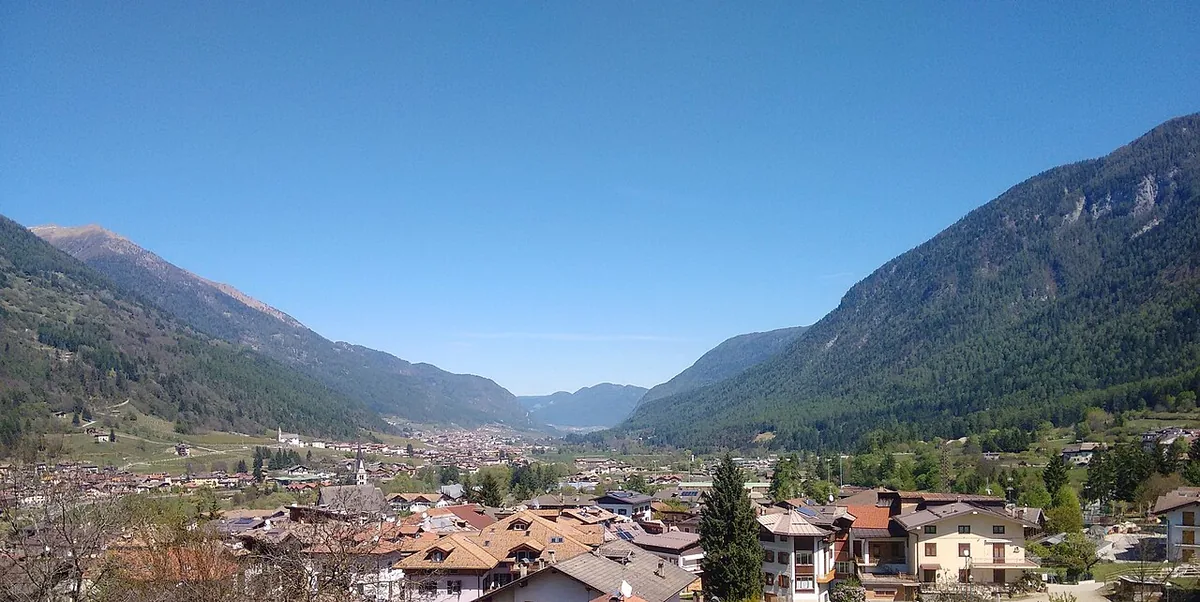 Veduta di Folgarida, Italia. Non raffigura uno specifico negozio di noleggio.