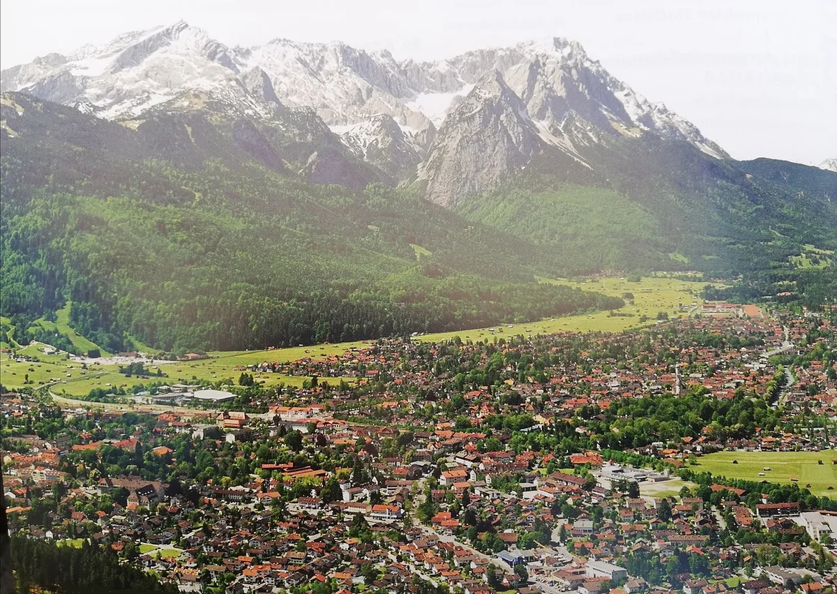 Veduta di Garmisch-Partenkirchen, Germania. Non raffigura uno specifico negozio di noleggio.