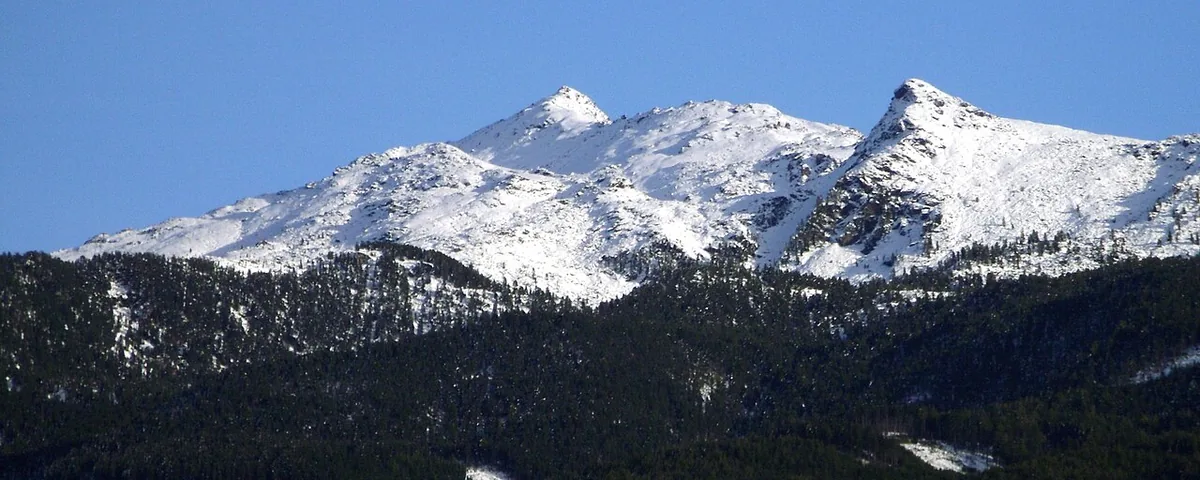 Veduta di Glungezer, Austria. Non raffigura uno specifico negozio di noleggio.
