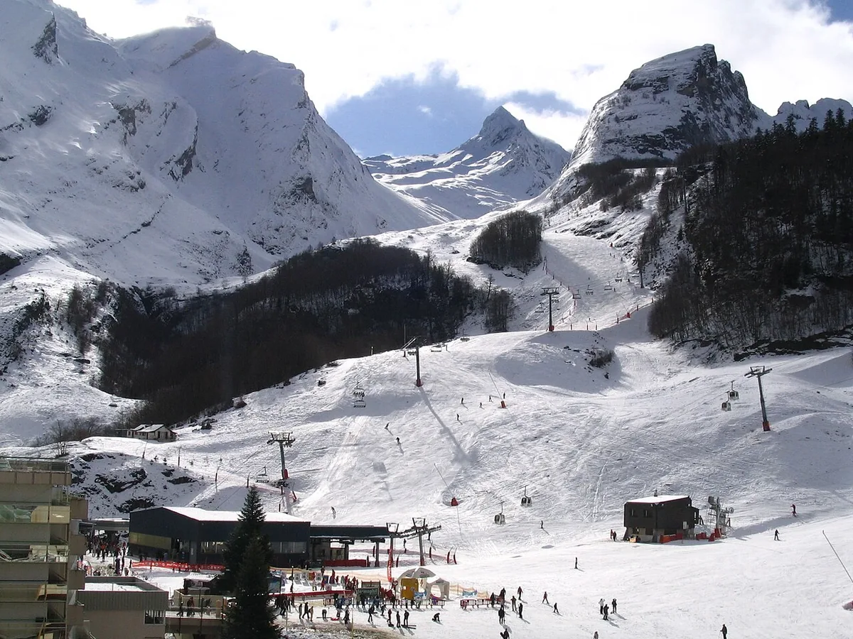 Veduta di Gourette, Francia. Non raffigura uno specifico negozio di noleggio.