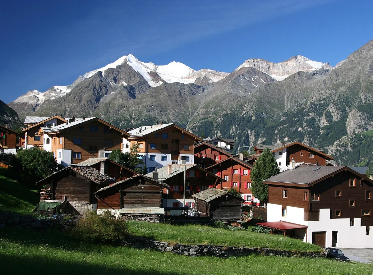 Veduta di Grächen, Svizzera. Non raffigura uno specifico negozio di noleggio.