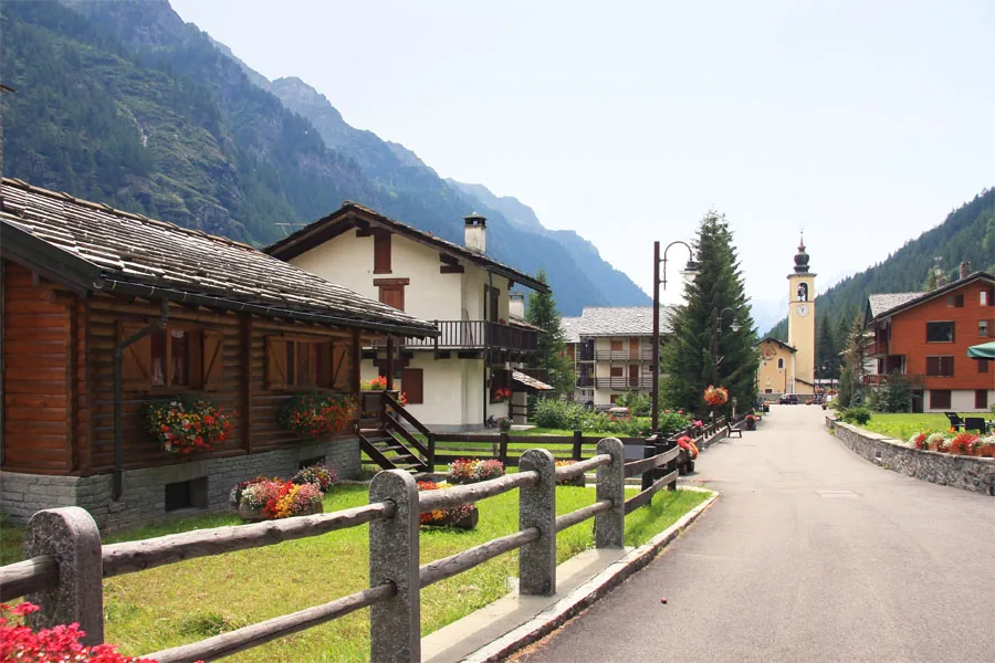 Veduta di Gressoney La Trinité, Italia. Non raffigura uno specifico negozio di noleggio.