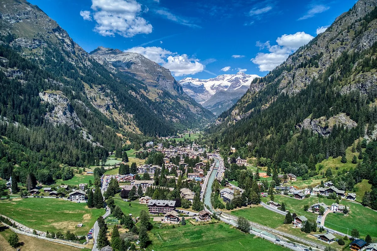 Veduta di Gressoney-Saint-Jean, Italia. Immagine generale della località o del comprensorio; non documenta la posizione di un singolo settore del catalogo o negozio di noleggio.