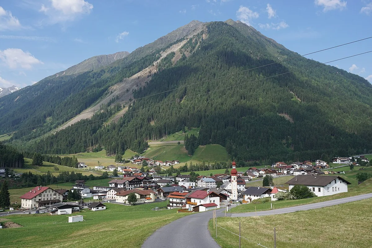 Veduta di Gries im Sellrain, Austria. Non raffigura uno specifico negozio di noleggio.