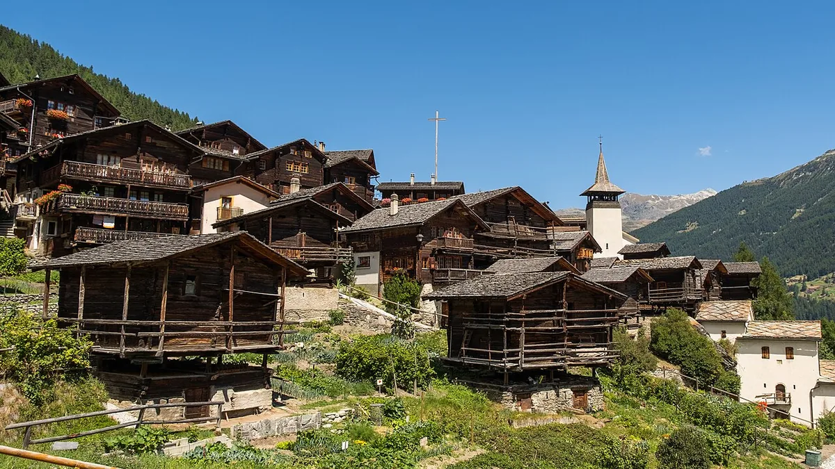 Veduta di Grimentz, Svizzera. Non raffigura uno specifico negozio di noleggio.