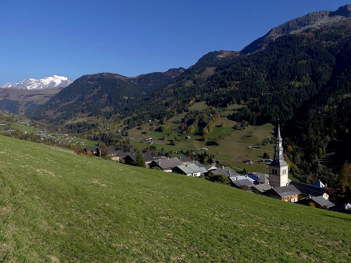 Veduta di Hauteluce, Francia. Non raffigura uno specifico negozio di noleggio.