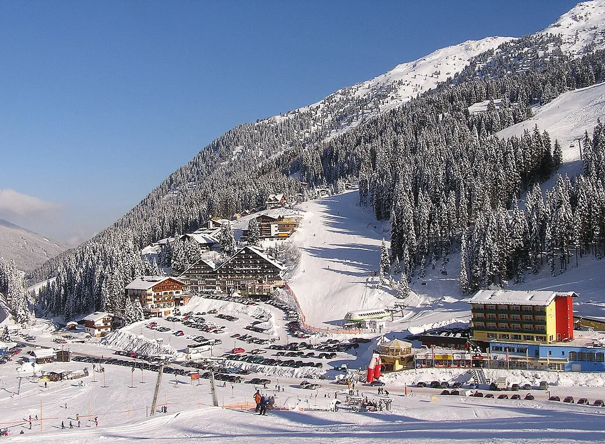Veduta di Hochfügen, Austria. Non raffigura uno specifico negozio di noleggio.