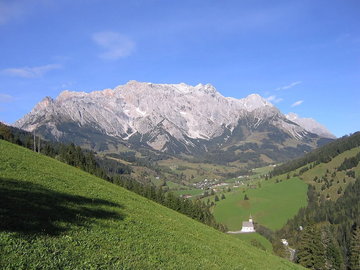 Veduta di Hochkönig, Austria. Non raffigura uno specifico negozio di noleggio.
