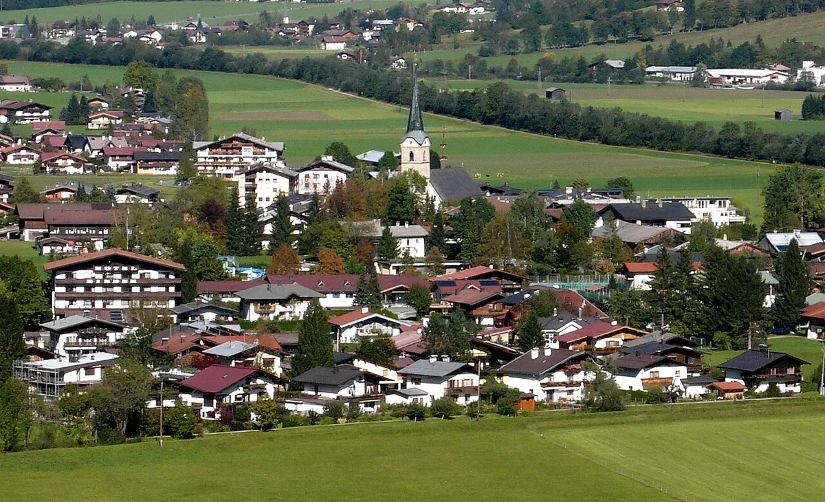 Veduta di Kirchdorf in Tirol, Austria. Non raffigura uno specifico negozio di noleggio.