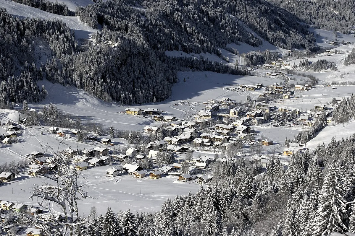 Veduta di Kleinarl, Austria. Non raffigura uno specifico negozio di noleggio.
