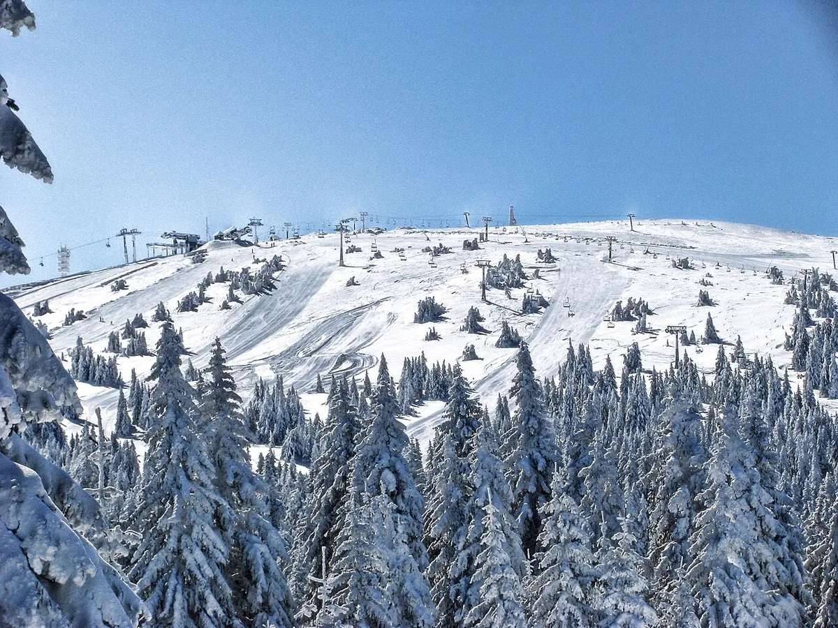 Veduta di Kopaonik, Serbia. Non raffigura uno specifico negozio di noleggio.