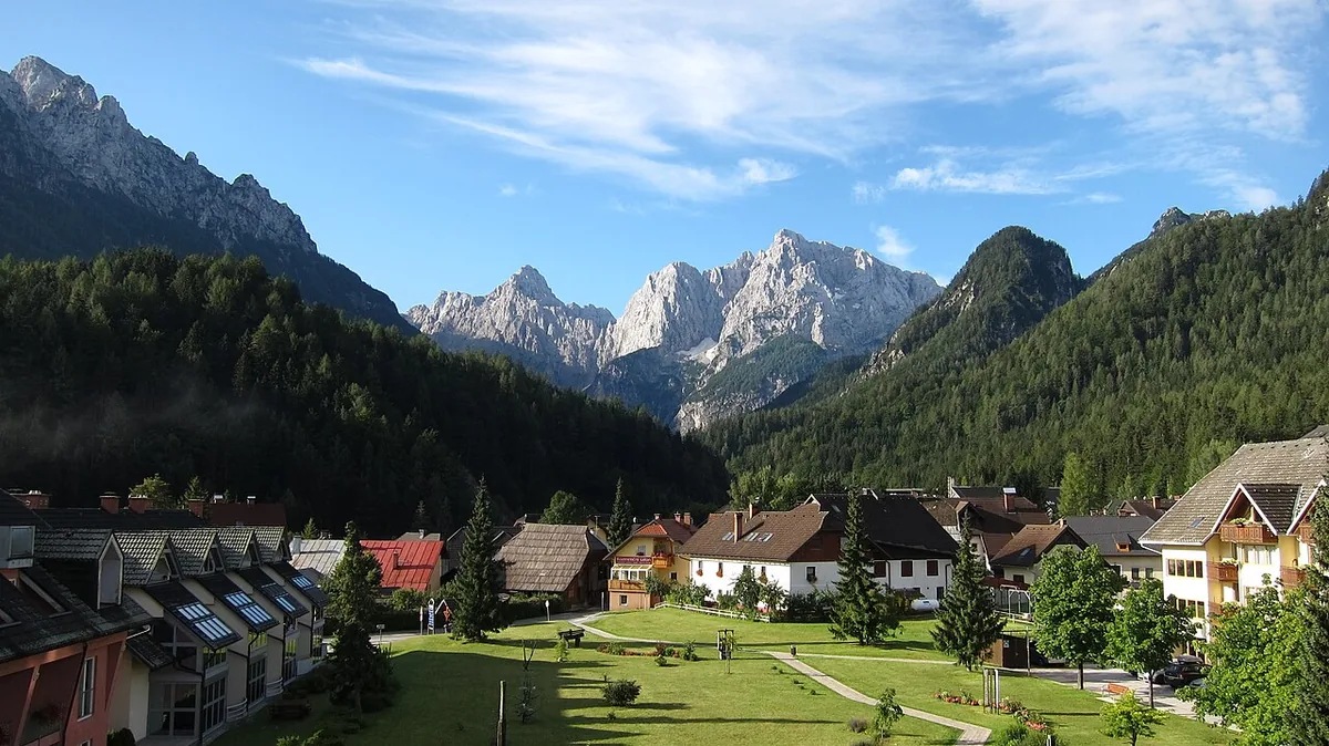 Veduta di Kranjska Gora, Slovenia. Non raffigura uno specifico negozio di noleggio.
