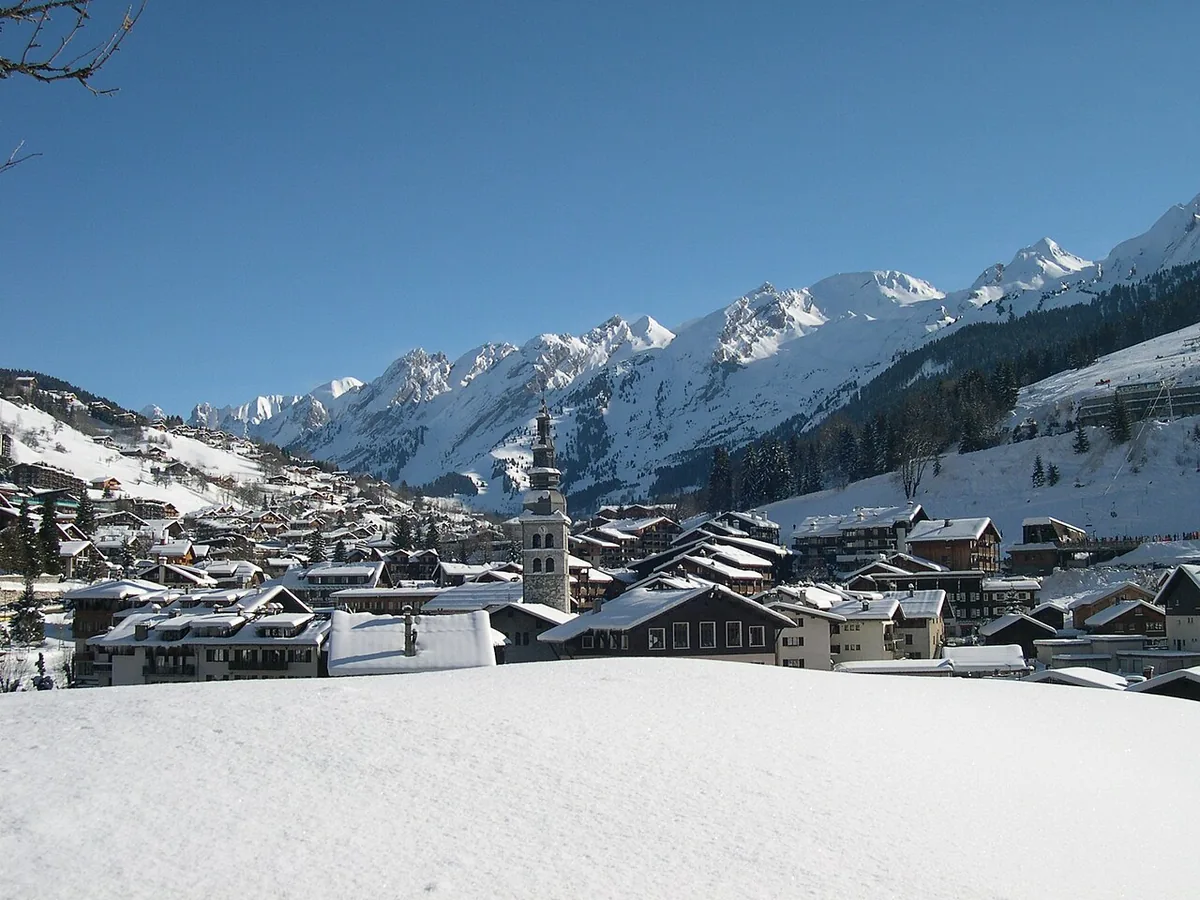 Veduta di La Clusaz, Francia. Non raffigura uno specifico negozio di noleggio.