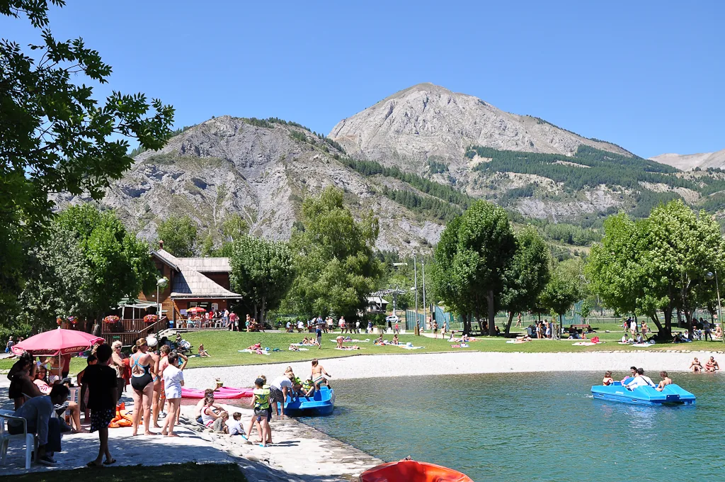 Veduta di La Foux d'Allos, Francia. Immagine generale della località o del comprensorio; non documenta la posizione di un singolo settore del catalogo o negozio di noleggio.