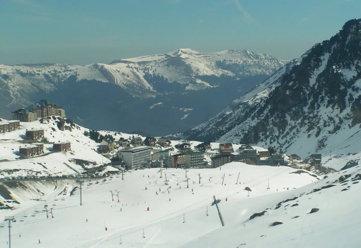 Veduta di La Mongie, Francia. Non raffigura uno specifico negozio di noleggio.