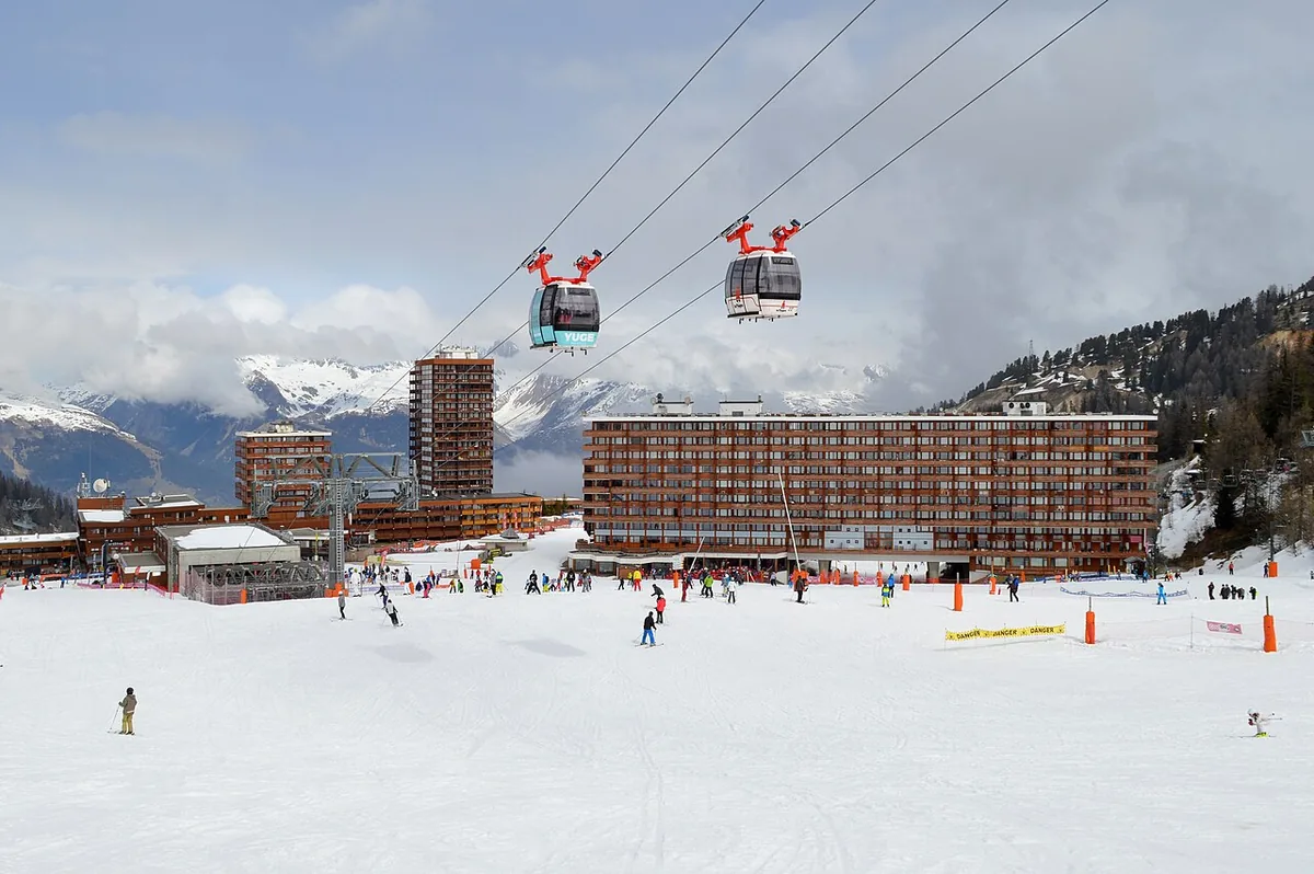 Veduta di La Plagne, Francia. Immagine generale della località o del comprensorio; non documenta la posizione di un singolo settore del catalogo o negozio di noleggio.