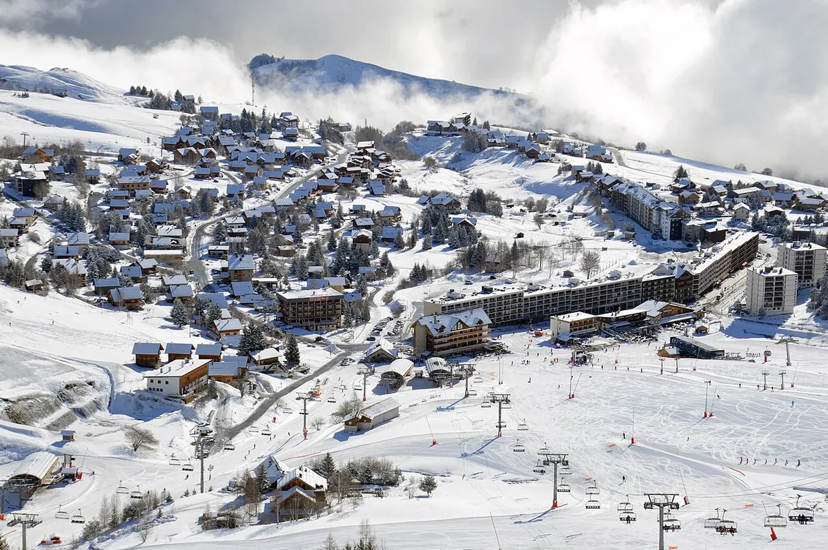 Veduta di La Toussuire, Francia. Non raffigura uno specifico negozio di noleggio.