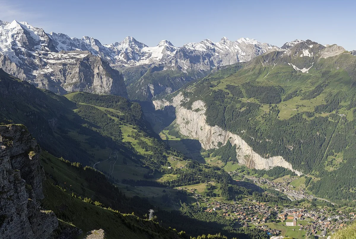 Veduta di Lauterbrunnen, Svizzera. Non raffigura uno specifico negozio di noleggio.