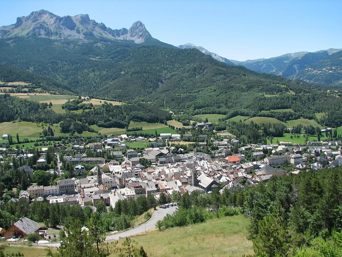 Veduta di Le Sauze, Francia. Non raffigura uno specifico negozio di noleggio.