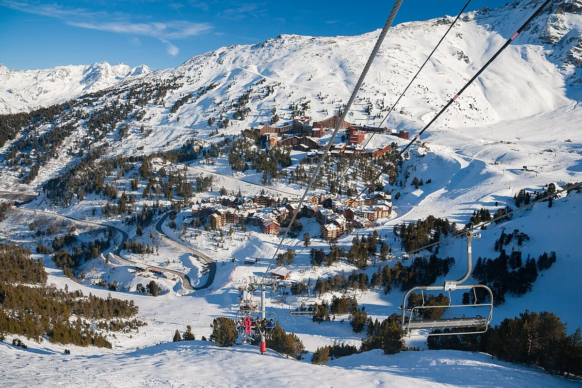 Veduta di Les Arcs, Francia. Immagine generale della località o del comprensorio; non documenta la posizione di un singolo settore del catalogo o negozio di noleggio.