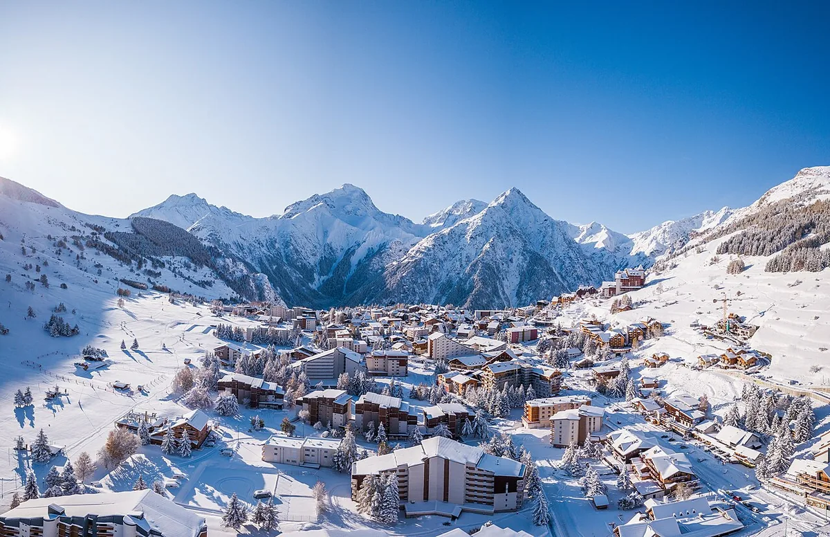 Veduta di Les Deux Alpes, Francia. Immagine generale della località o del comprensorio; non documenta la posizione di un singolo settore del catalogo o negozio di noleggio.