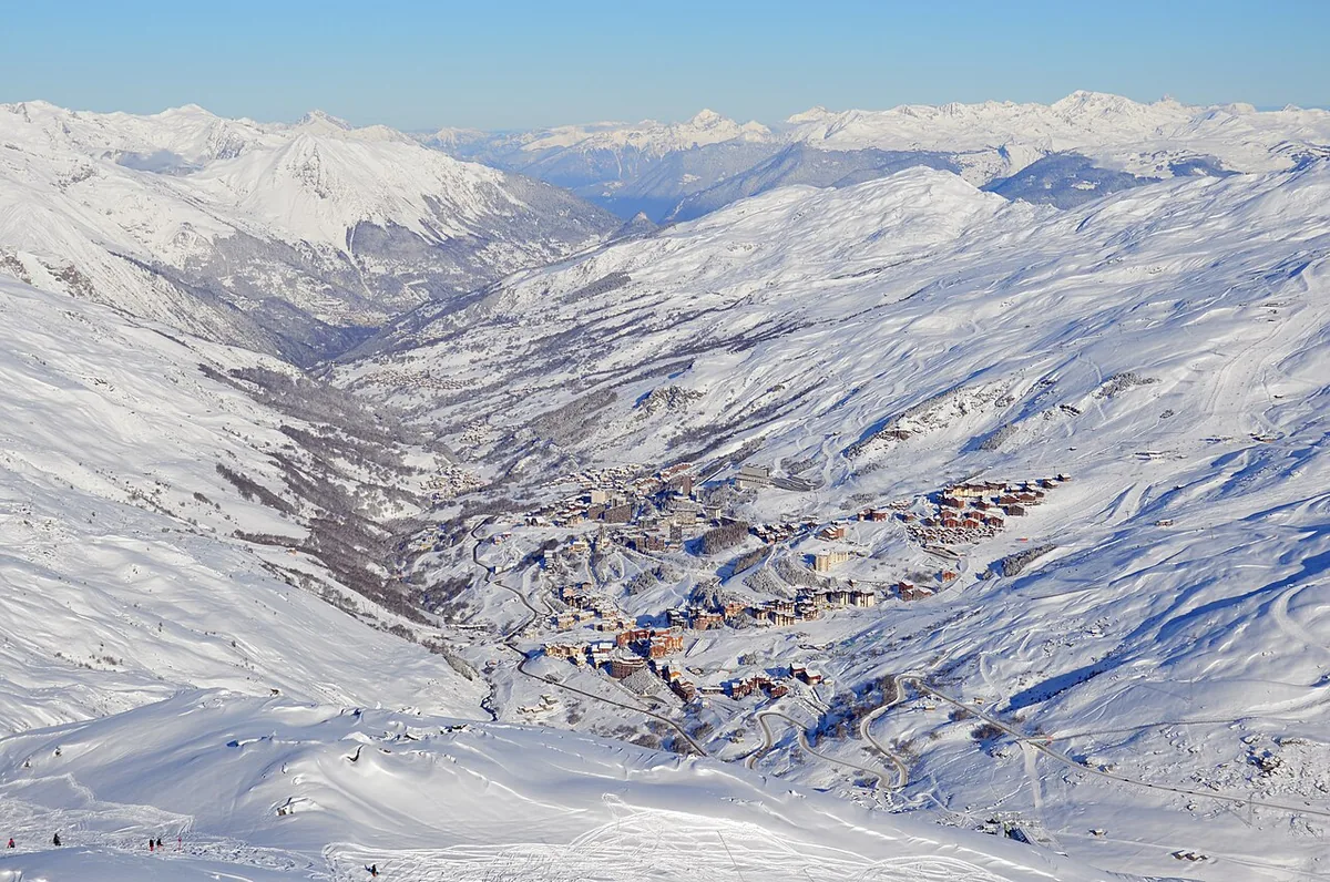 Veduta di Les Ménuires, Francia. Non raffigura uno specifico negozio di noleggio.